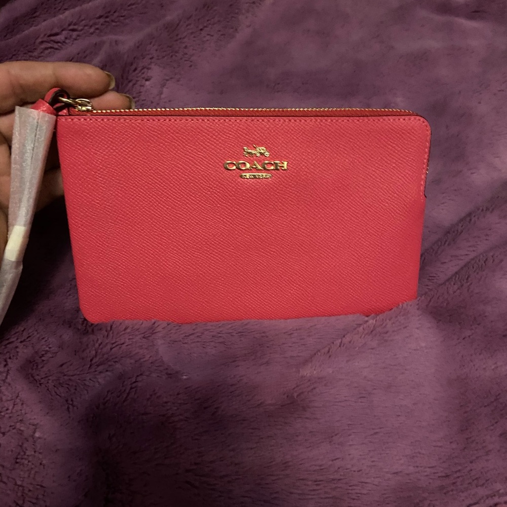 Coach wristlet pink.